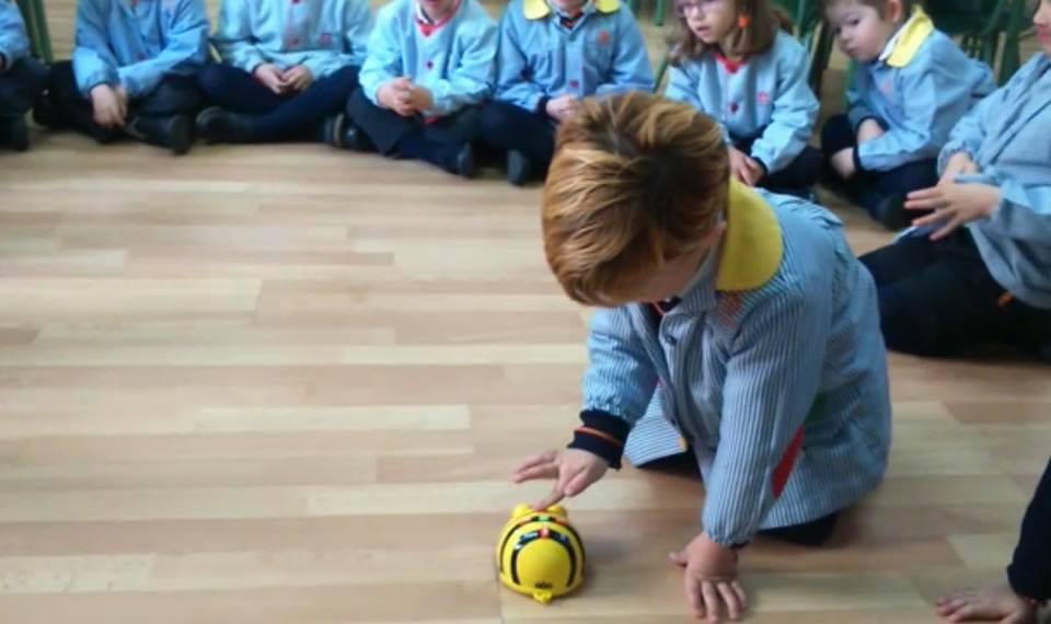 Niños jugando con Bee-Bot